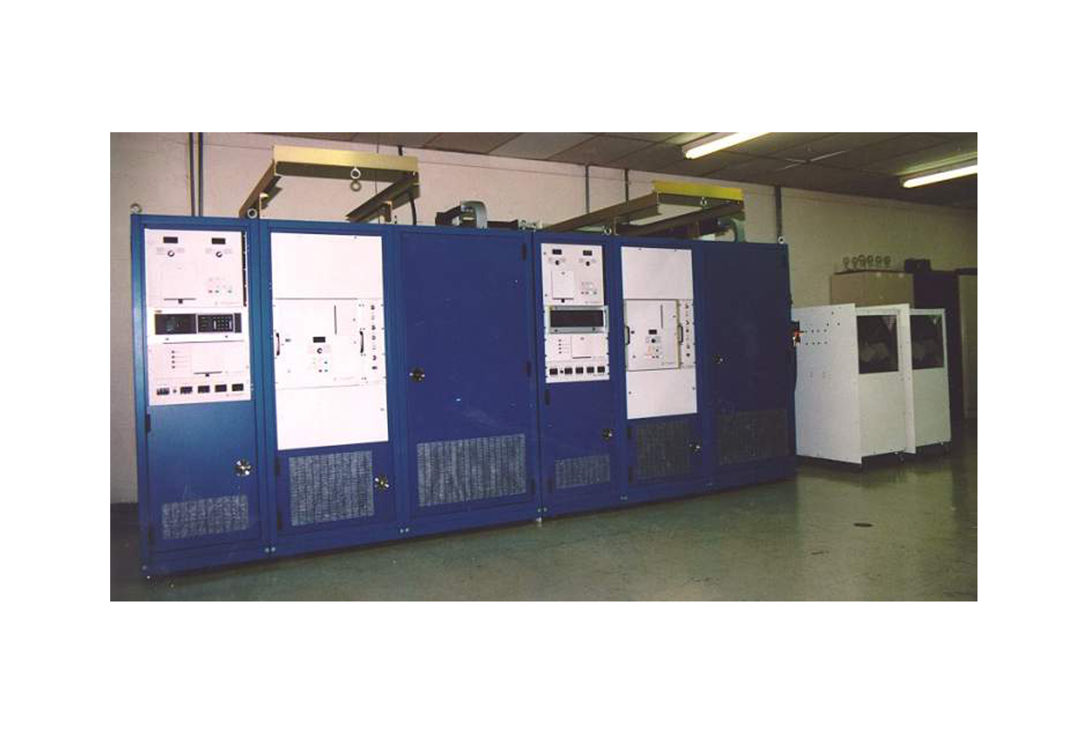 Cross-field amplifier